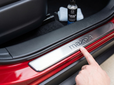 Restaurer et protéger les seuils de porte de votre Mazda 3 ou CX-30 : Le guide c